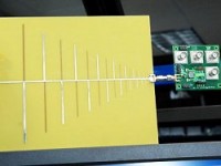Esta versão de rádio cognitivo é um super-rádio inteligente que imita o ouvido humano - uma antena (esquerda) está ligada ao aparelho (à direita), cujo coração é um chip de 3 mm. [Imagem: MIT/Donna Coveney]