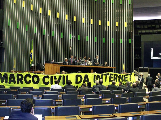 Debate na Câmara dos Deputados no plenário que reuniu 22 especialistas para discutir o Marco Civil da Internet em 2014 (Foto: André Oliveira/Câmara dos Deputados)